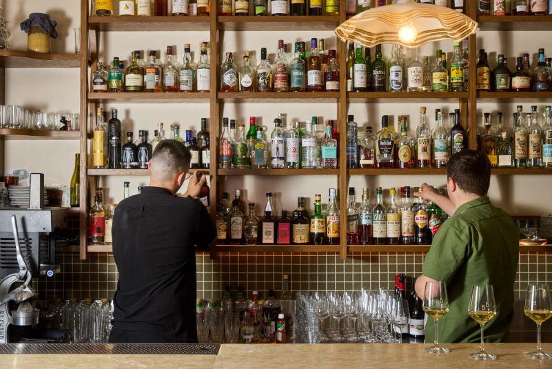 Bar Bellamy back bar